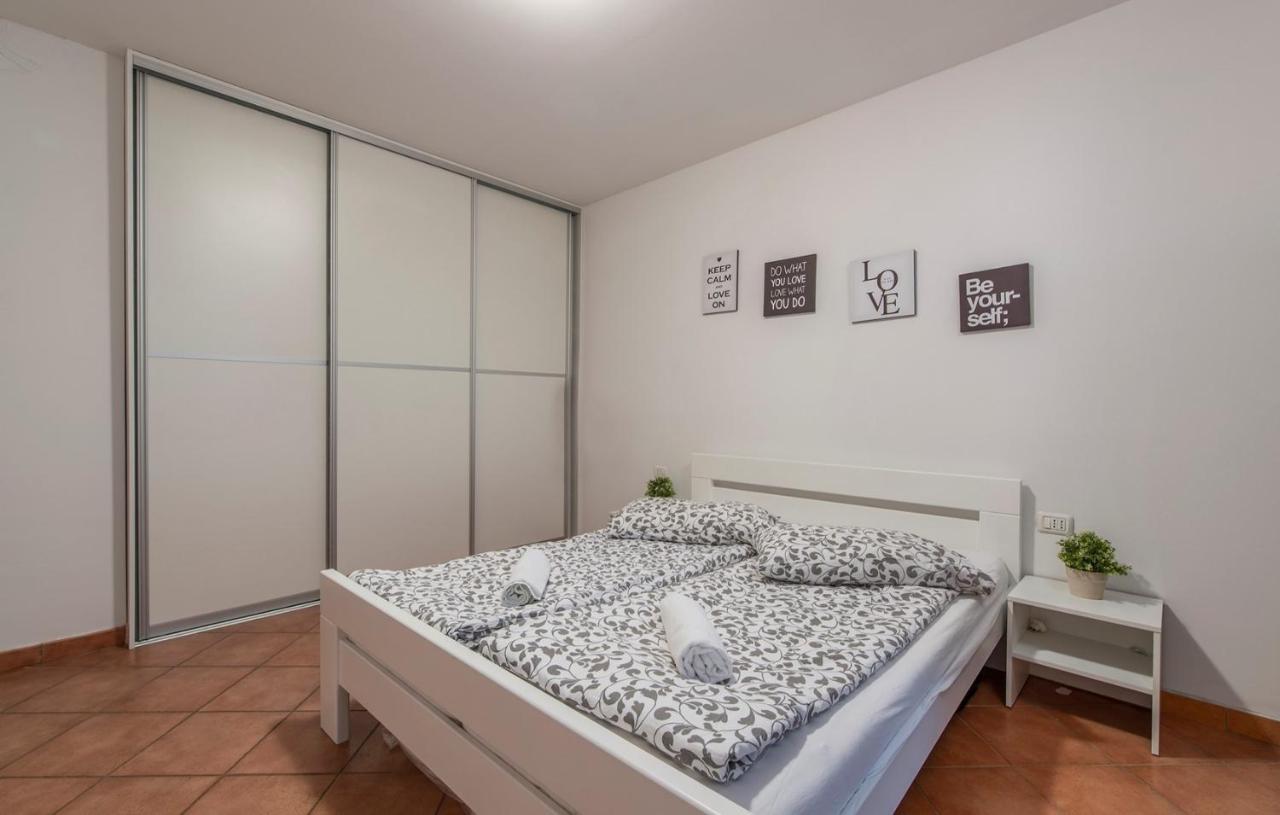 Apartment Narcisa With Terrace Umag Room photo